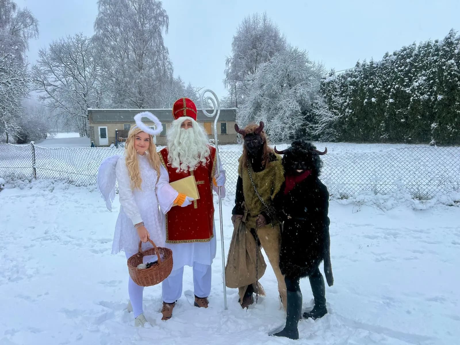 Mikuláš, anděl a dva čerti ve sněhu v Rovensku