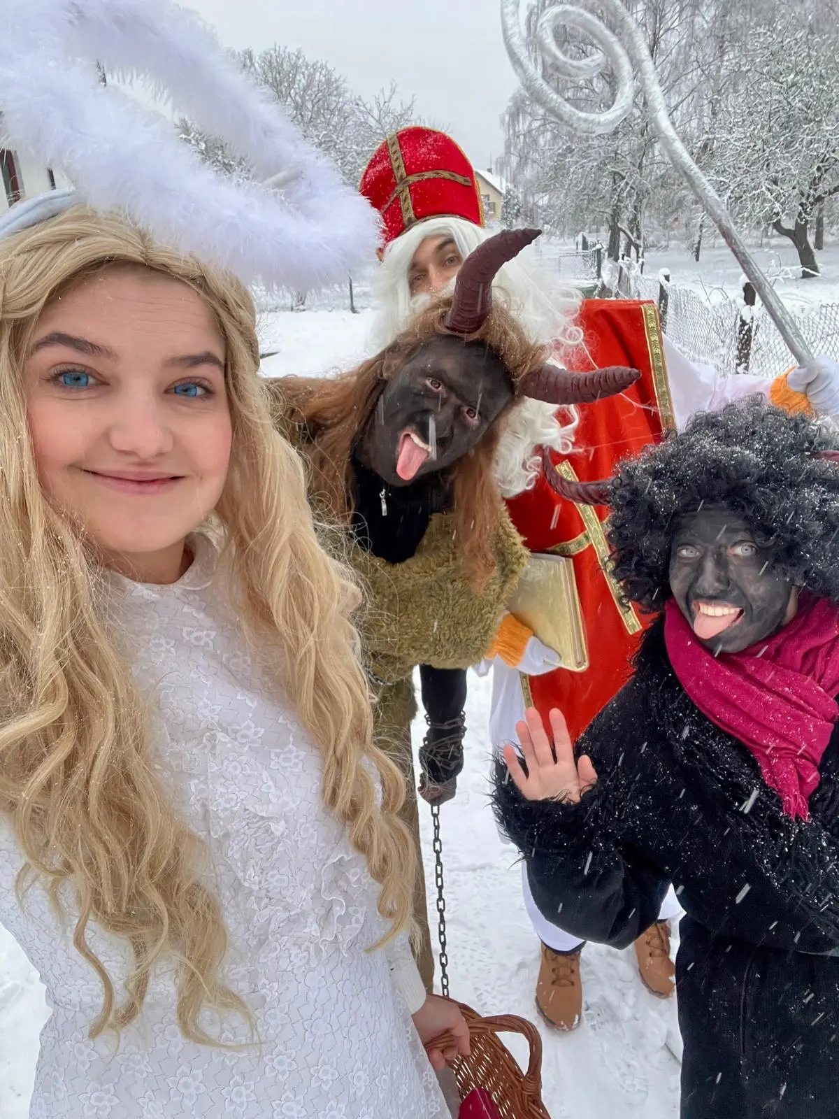Anděl, Mikuláš a čerti na selfie ve sněžení
